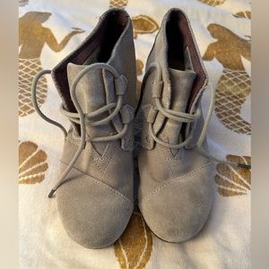 TOMS - Women’s Tan Suede Lace-up Booties - Size 6 - EUC